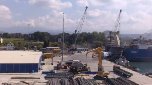 Сработала система пожаротушения на портовом мобильном кране Liebherr смотреть онлайн