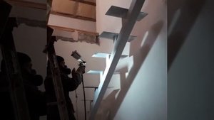 Монтаж и покраска лестницы на одном косоуре
