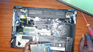 How to open a Lenovo Thinkpad T570 and replace the SSD