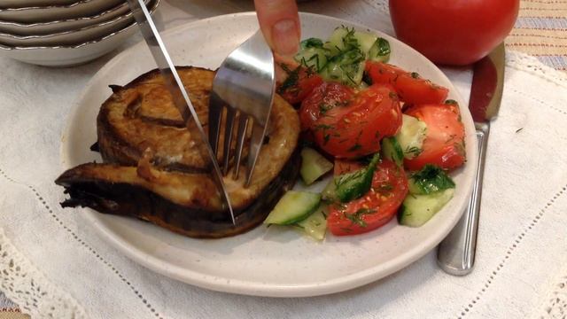 Запеченная скумбрия рулетом на шпажках