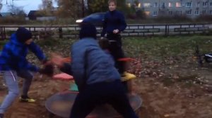 С вами дурак! Падение с карусели!