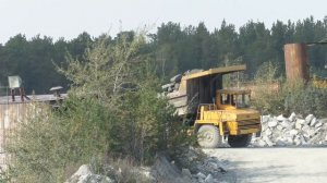 Как разгружается самосвал БелАЗ, работа в карьере