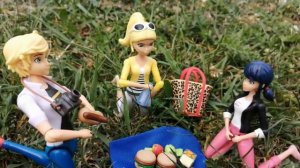 Короче говоря, Маринетт, Адриан и Хлоя забрались на вершину скалы. Обвал в горах