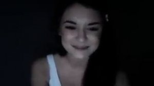 Красивая девушка поёт песню Kravz - Обнуляй