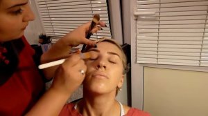 Дневной макияж - нанесение тона на лицо