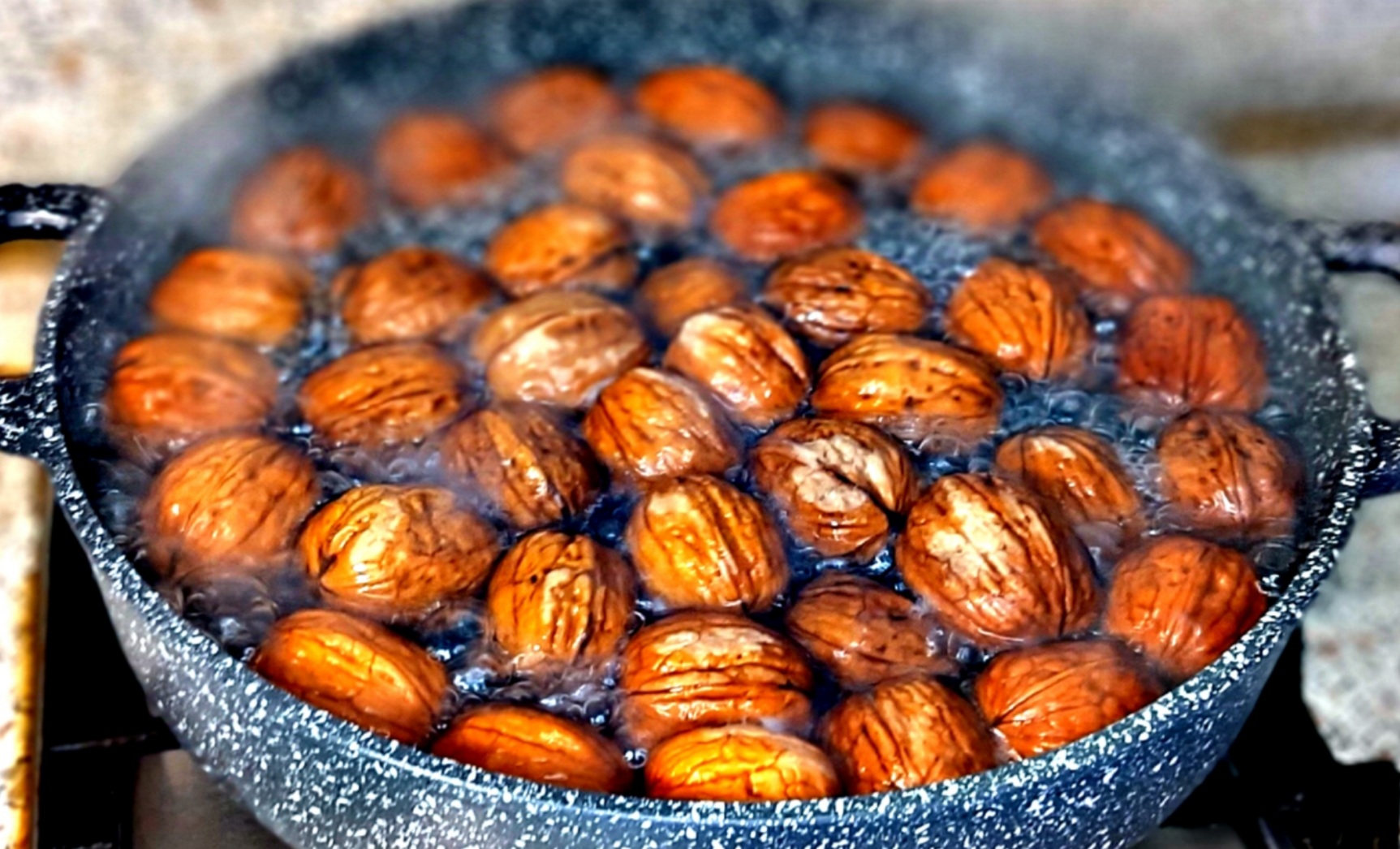 Исследователь нагревал плоды грецкого ореха в сушильном шкафу при температуре 105 градусов