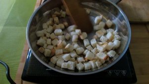 Куриный бульон с гренками как в детстве.