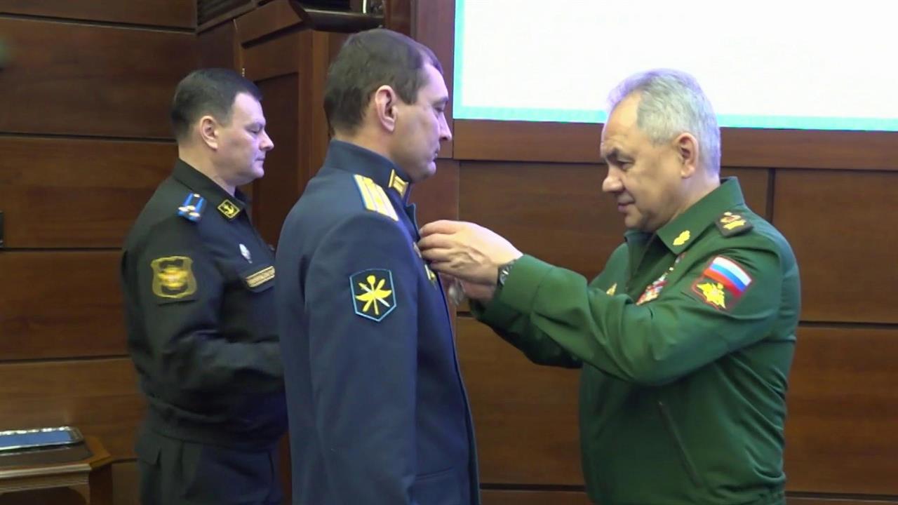 Сергей Шойгу наградил летчиков, которые помешали американскому дрону нарушить границу