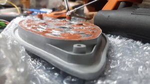 припаиваю провод к контакту тэна утюга