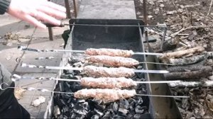 Люля кебаб на углях. Простой способ как не уронить люля кебаб с шампуров.