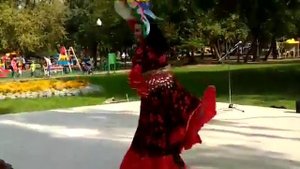 Табор уходит в небо, танец с бубном