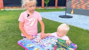 СОФИЯ УЧИТ МАЛЕНЬКУЮ СЕСТРУ. СОФУНЬЯ ШАЛУНЬЯ