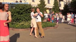 Красивый медленный танец на улице!