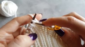 Как связать шапку с фиксированным отворотом: фиксация подгиба с внутренней стороны.mp4