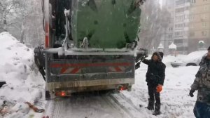 Как вывозить отходы в сильные снегопады