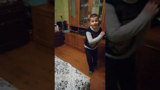 Круто танцует . Если нужно это приложение для битов оно называется Groovepad смотреть онлайн