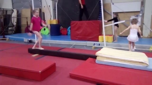 Я на тренировке делаю сальто в перёт на бревне. смотреть онлайн