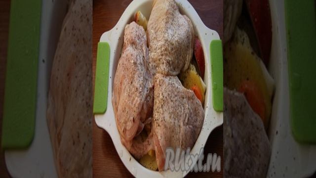 Курица с яблоками и картошкой в духовке