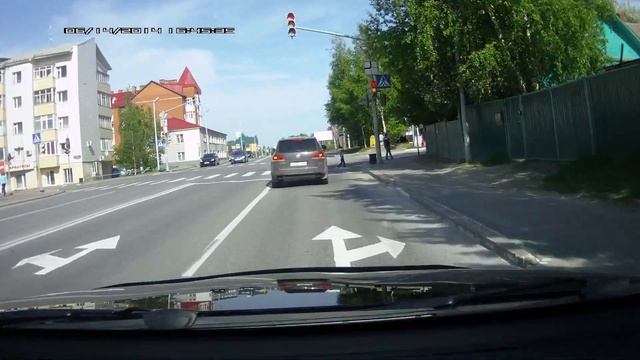 заботливая мама, переводит ребенка через дорогу
