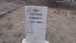 АҲВОЛИ ҚАБРҲОИ САНГАК САФАРОВ, СУЛТОН ЧОЛОВ ВА ЛАНГАРӢ ЛАНГАРИЕВ  ДАР ҚАБРИСТОНИ КӮЛОБ