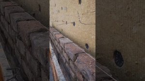 Кирпичная кладка. Облицовка фасада многоэтажного дома.