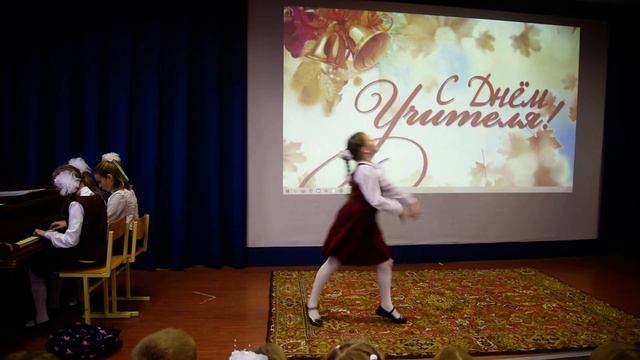 Ровесницы, ровесники исполняют ученицы 4 класса Суслова Анастасия  Арапова Мария,