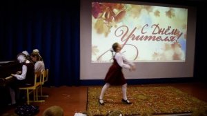Ровесницы, ровесники исполняют ученицы 4 класса Суслова Анастасия Арапова Мария,