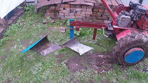 Запахал грядки.