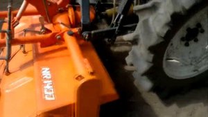 Вспашка огорода японским мини трактором.mp4