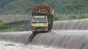 Странные и Нелепые Случаи на Дороге, Которые Попали на Камеру