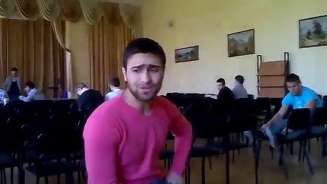 Шикарно поет.