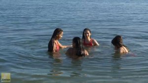 Купальщицы в море