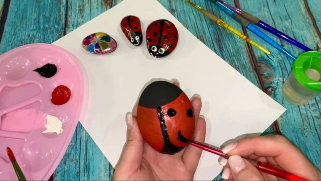 Рисуем Божью коровку на камнях и украшаем детскую площадку ? • поделки для детей смотреть онлайн