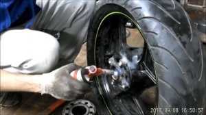 Замена подшипников заднего колеса Kawasaki ER6