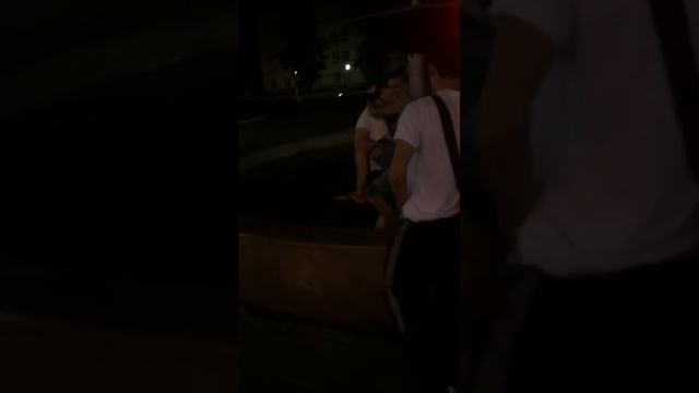 КУпании в фонтане.