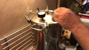 Мелкая речная рыба в автоклаве