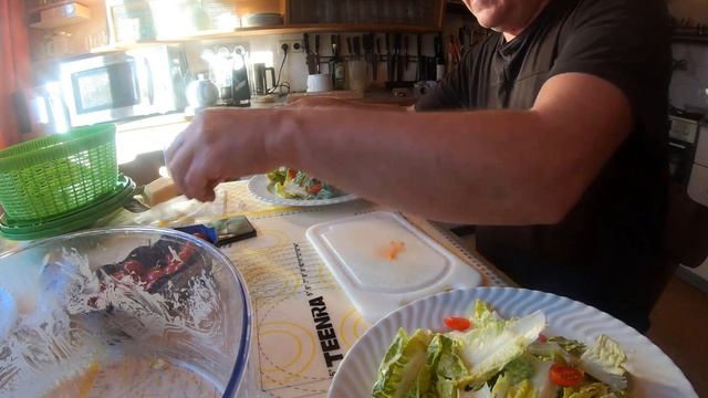 Вторая часть приготовления (финал) классического салата Цезарь смотреть онлайн