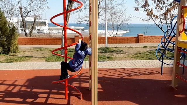 Эмилия играет на площадке с мальчиками - Fokov SisStars Show  Видео для детей.