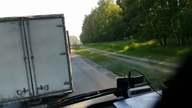 Обиженный обочечник лезет в кабину/ВЫХОДИ ОДИН НА ОДИН/ Пылят и ругаются.