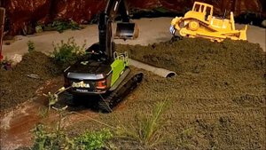 Tamiya Mercedes 6x4 Arocs 3348 et pelle Huina 1593