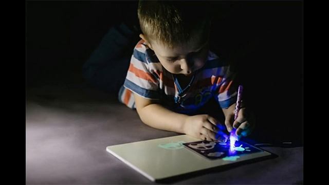 Детский интерактивный набор для рисования в темноте Волшебный луч смотреть онлайн