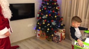 Большая машинка - крутой джип. Дед Мороз вернулся, что бы подарить подарок. Видео для детей.