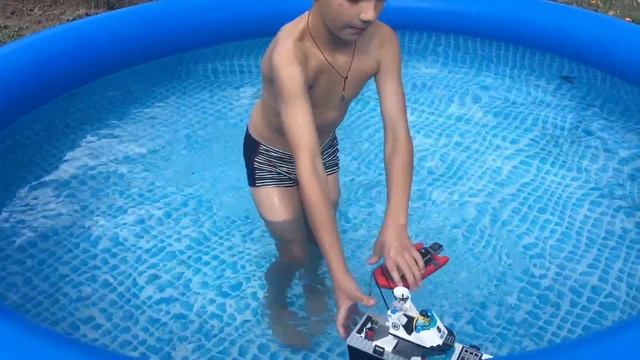 Плавают ли корабли лего в воде? Наглядный тест в бассейне. смотреть онлайн
