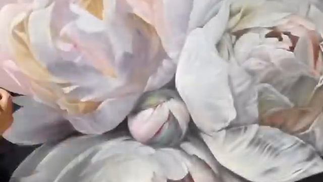 Белые пионы на чёрном фоне.