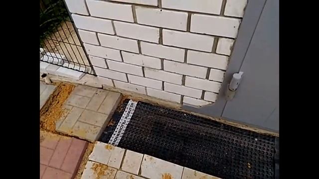 Бетонная отмостка перед воротами гаража.