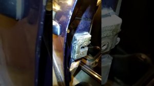 Как открыть переднюю дверь на Volkswagen Passat B4 снаружи.
