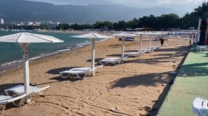 ПУСТЫЕ ПЛЯЖИ. КОЛОТУН В ГЕЛЕНДЖИКЕ. НИКТО НЕ КУПАЕТСЯ И НЕ ЗАГОРАЕТ. ЛЮДЕЙ СДУЛО. РЕЗКОЕ ПОХОЛОДАНИЕ