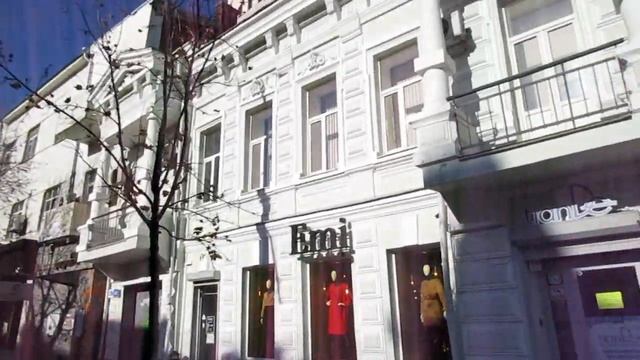 Ростов. Большая Садовая. Закрытые магазины и красивые старинные дома.