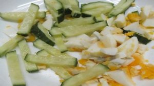 Салат из яиц риса и огурца
