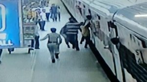 вытащить полицейского в безопасное место в самый последний момент, когда он споткнулся и начал сколь